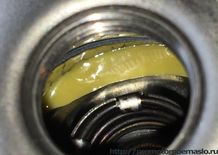 Надо ли заливать масло в фильтр при замене масла?