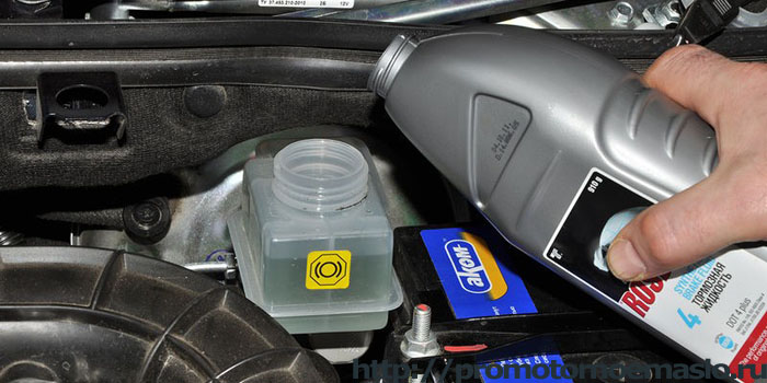 Как часто менять тормозную жидкость в автомобиле